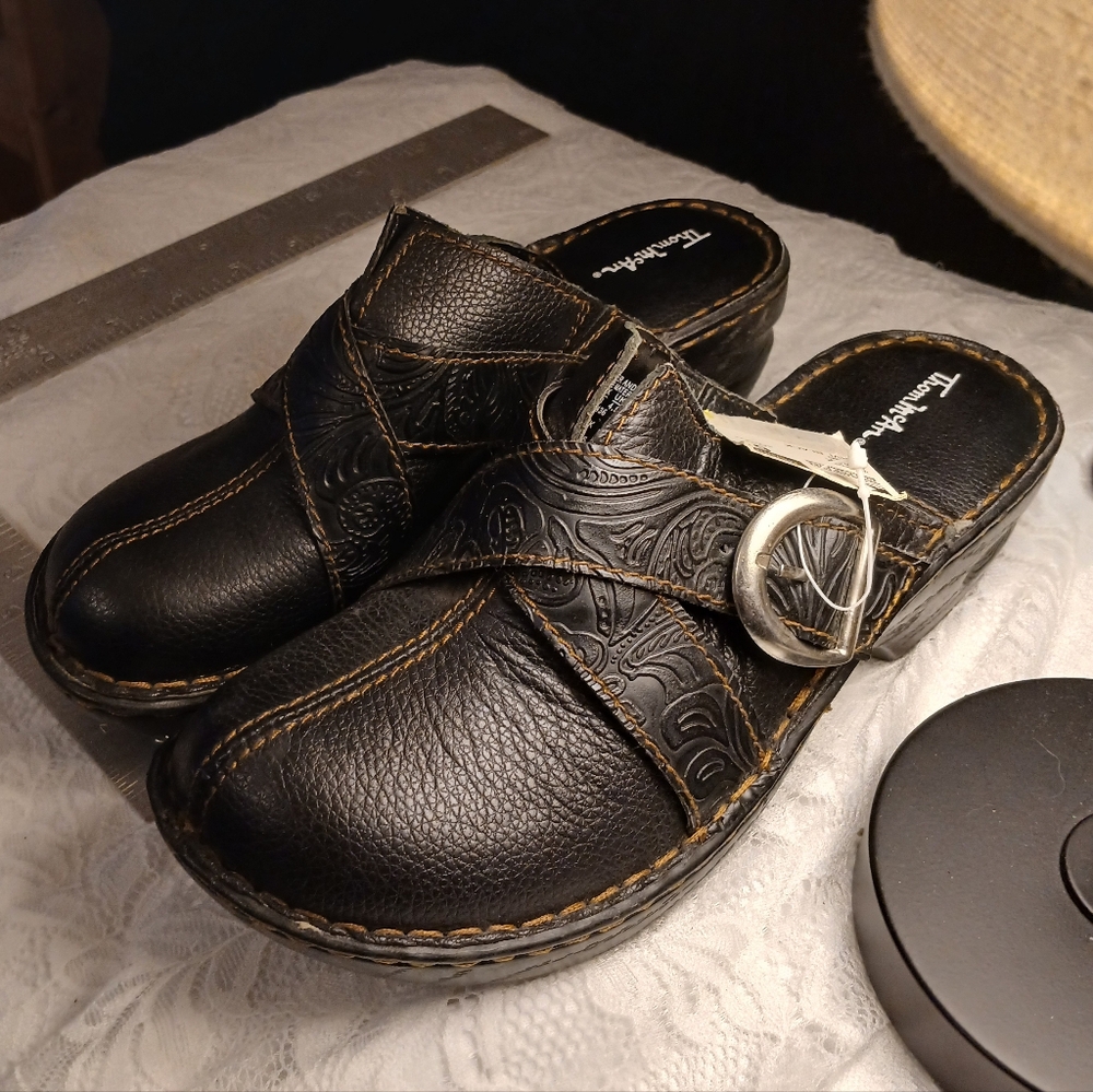 Thom McAn Black/Brown Stitched Embossed Leather Slip on Clogs Size: 6 NWT